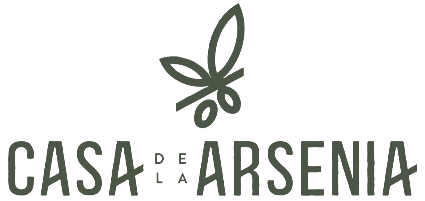 Logotipo de Casa de la Arsenia, marca de aceite de oliva virgen extra, con tipografía verde y un icono estilizado de rama de olivo con hojas y aceitunas, sobre fondo transparente